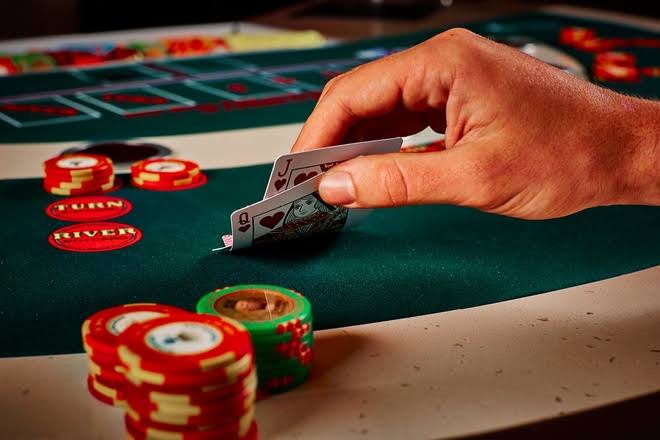 Poker là trò chơi bài mang tính chất đối kháng
