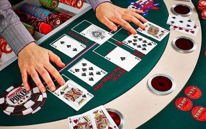 Poker sử dụng bộ bài Tây và có nhiều biến thể